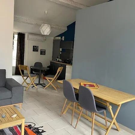 아파트 Charming 40m With Balcony In